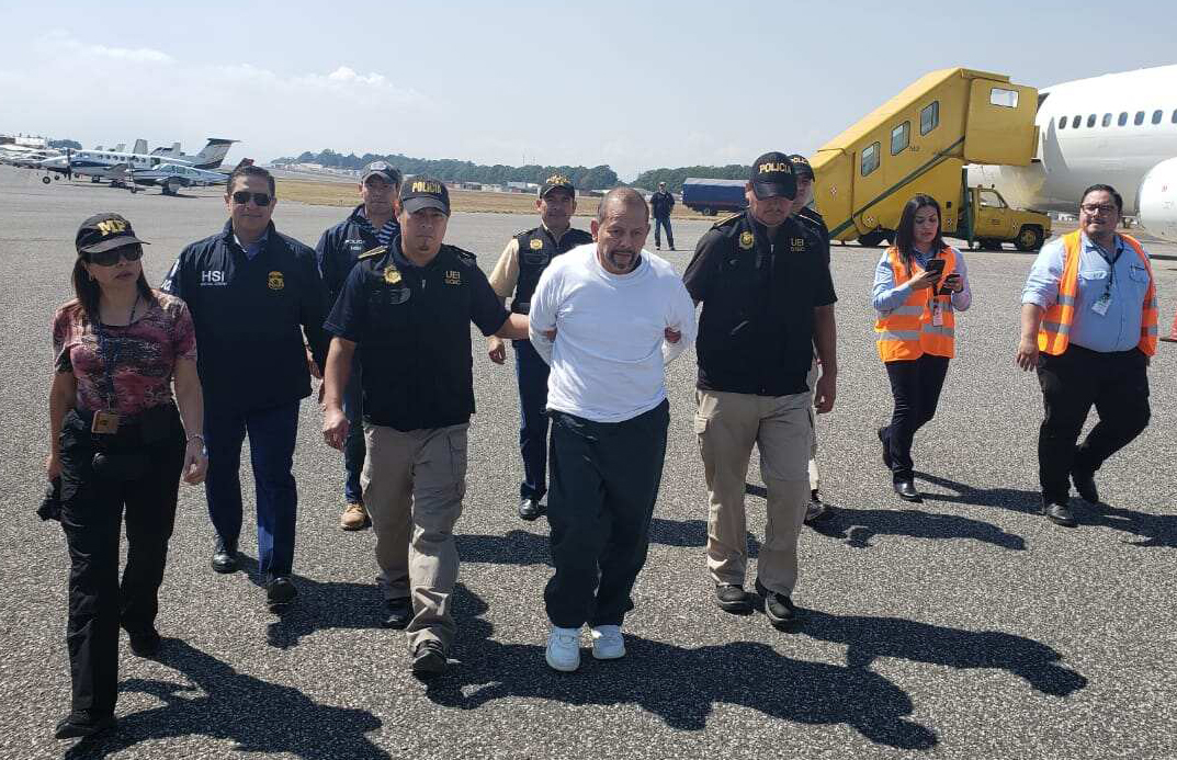 ICE remueve a presunto violador de los derechos humanos a Guatemala