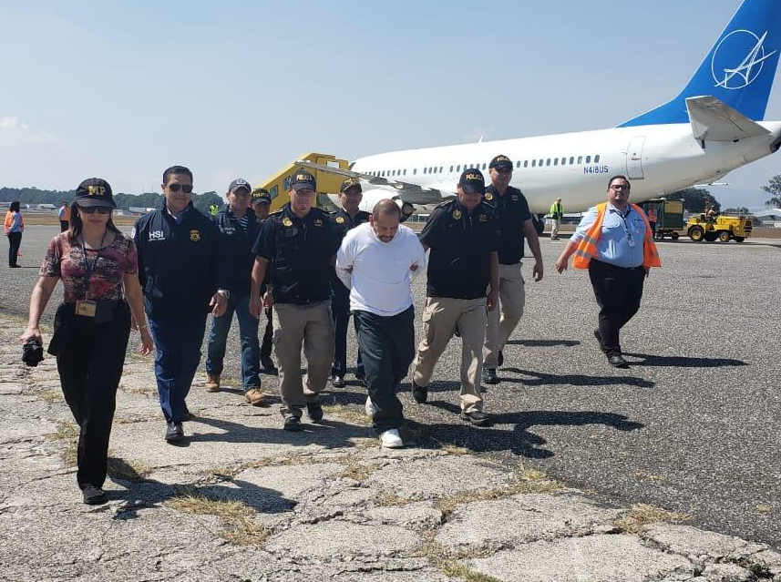 ICE remueve a presunto violador de los derechos humanos a Guatemala