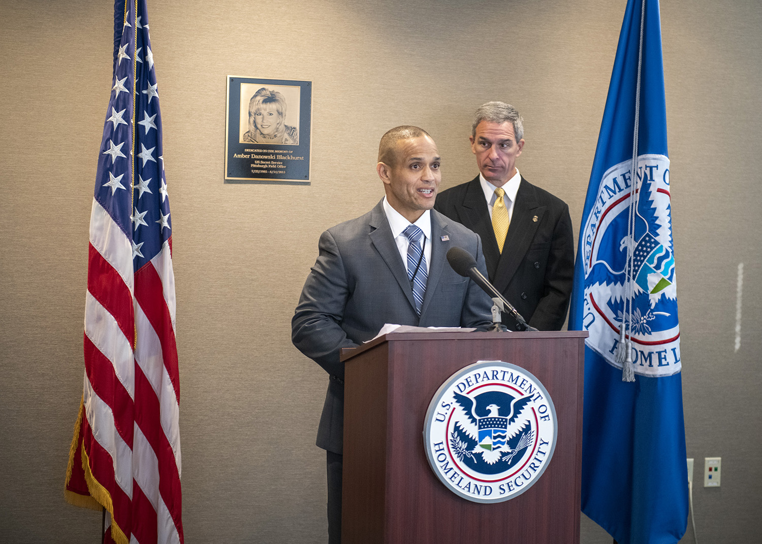 ICE arresta a 15 estudiantes no inmigrantes por fraude relacionado con el OPT