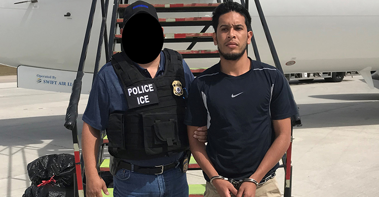 ICE remueve a sospechoso de violación sexual buscado en México
