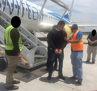 ICE remueve a presunto tratante de personas buscado en El Salvador