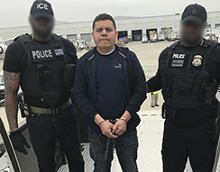 ICE remueve a nacional guatemalteco buscado por asesinato