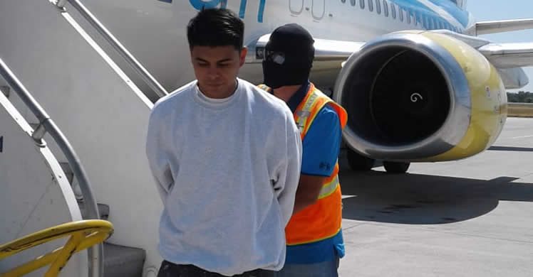 ICE remueve a pandillero de MS-13 buscado en El Salvador