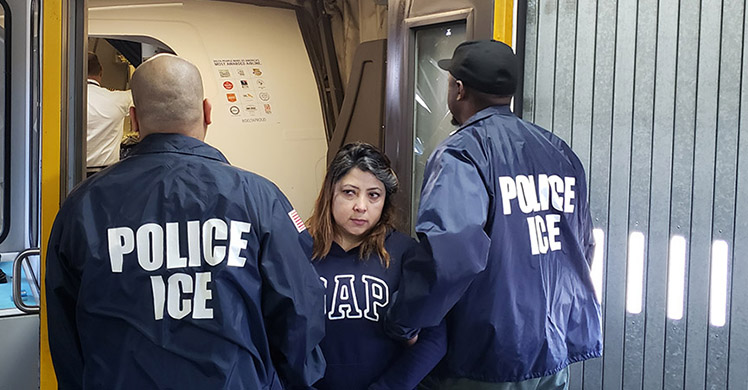 Nacional ecuatoriana removida de EE. UU., buscada en país de origen por fraude