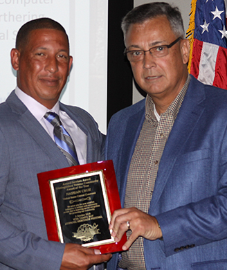 CFA Nathan Cruz recibe su honor del Brigadier General retirado Héctor Pagán, con Course of Action, el grupo organizador del programa Viva Tampa Bay Hispanic Heritage Hero Award.
