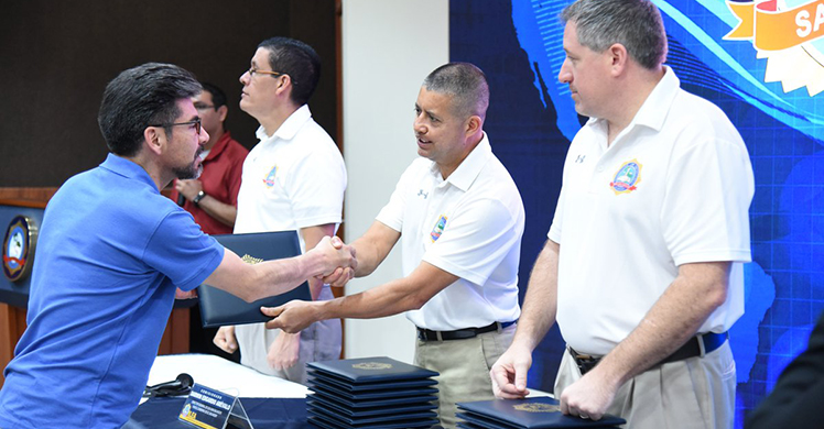 Ceremonia de clausura del primer curso sobre trata de personas y explotación infantil impartido por ICE HSI enILEA San Salvador este verano, con participantes de Argentina, Bolivia, Chile, Ecuador, Haití, Paraguay, Perú, Uruguay y El Salvador (foto cortesía de ILEA San Salvador)