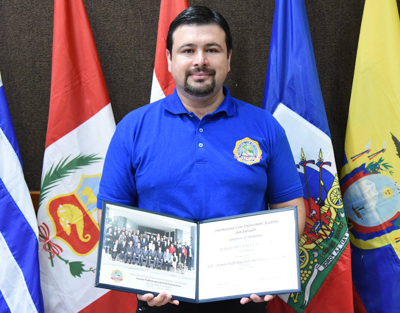 Ceremonia de clausura del primer curso sobre trata de personas y explotación infantil impartido por ICE HSI en ILEA San Salvador este verano, con participantes de Argentina, Bolivia, Chile, Ecuador,Haití, Paraguay, Perú, Uruguay y El Salvador (foto cortesía de ILEA San Salvador)