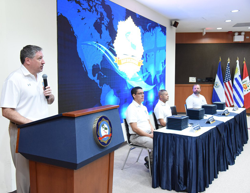 Ceremonia de clausura del primer curso sobre trata de personas y explotación infantil impartido por ICE HSI en ILEA San Salvador este verano, con participantes de Argentina, Bolivia, Chile, Ecuador,Haití, Paraguay, Perú, Uruguay y El Salvador (foto cortesía de ILEA San Salvador)