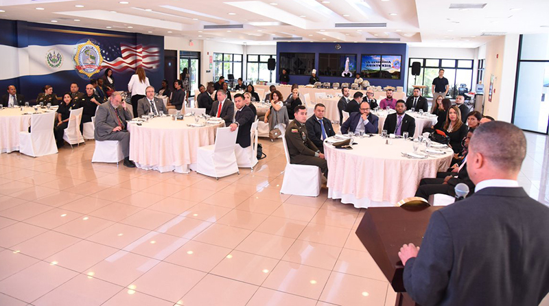 ILEA San Salvador le da la bienvenida a representantes de las Bahamas, Brasil, Colombia, Costa Rica, las Islas Caimán, Jamaica, República Dominicana y El Salvador a la segunda capacitación sobretrata de personas y explotación infantil impartida por ICE HSI este verano (foto cortesía de ILEA San Salvador)