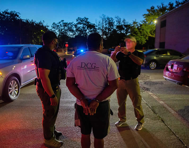 ICE Dallas arresta a prófugo buscado en El Salvador por contrabando humano, fraude