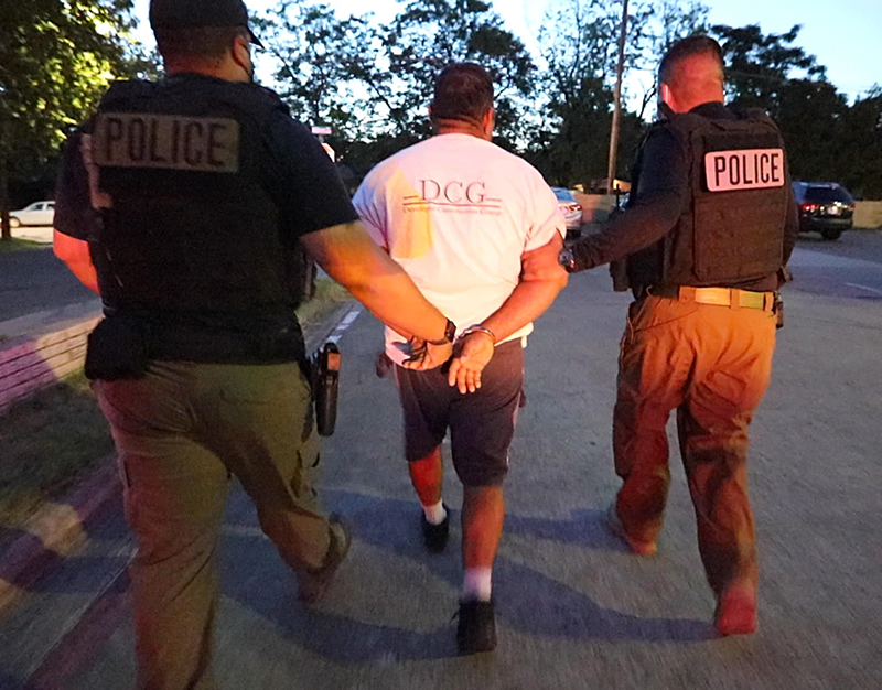 ICE Dallas arresta a prófugo buscado en El Salvador por contrabando humano, fraude